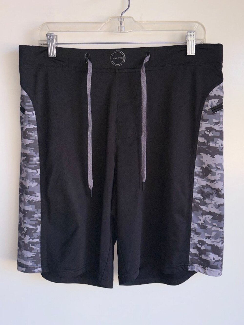 HYLETE Above Knee Gym Shorts Men's Large Black Camo